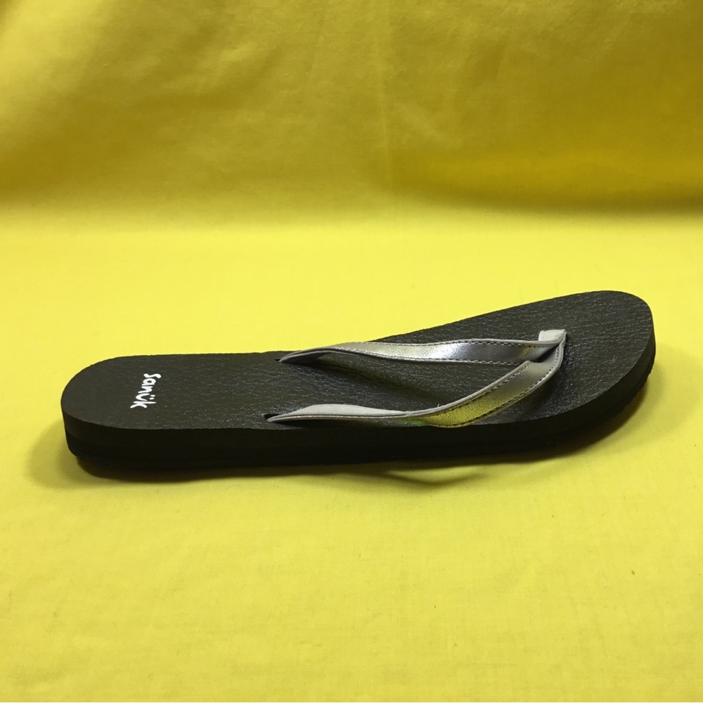 Sanuk Women's Metallic Silver and Black Flip Flop Sandals SZ 8 - Picture 4 of 8